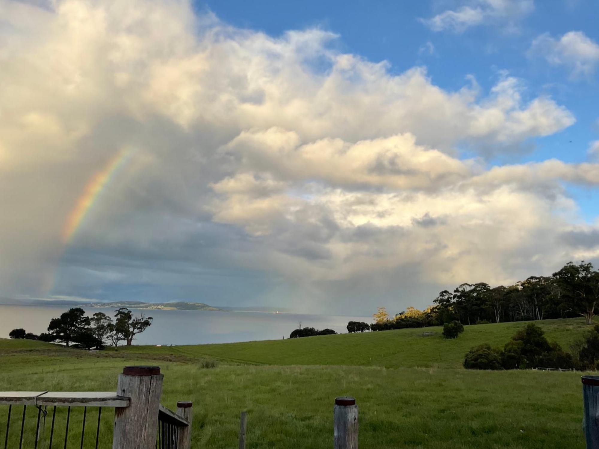 Barnes Bay The Woolshed And Farmhouse Blue, Bruny Island מראה חיצוני תמונה